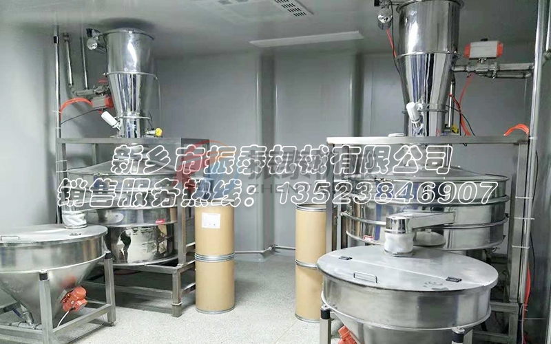 PVA聚乙醇粉料生產(chǎn)中的粉塵污染問題如何破解？真空上料機(jī)旋振篩給出答案